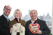 Spaten-Chef Günter Kador, Tina und Sepp Krätz mit dem ersten Spaten Frühlingsbier exklusiv fürs Hippodrom Festzelt (©Foto: Martin Schmitz)